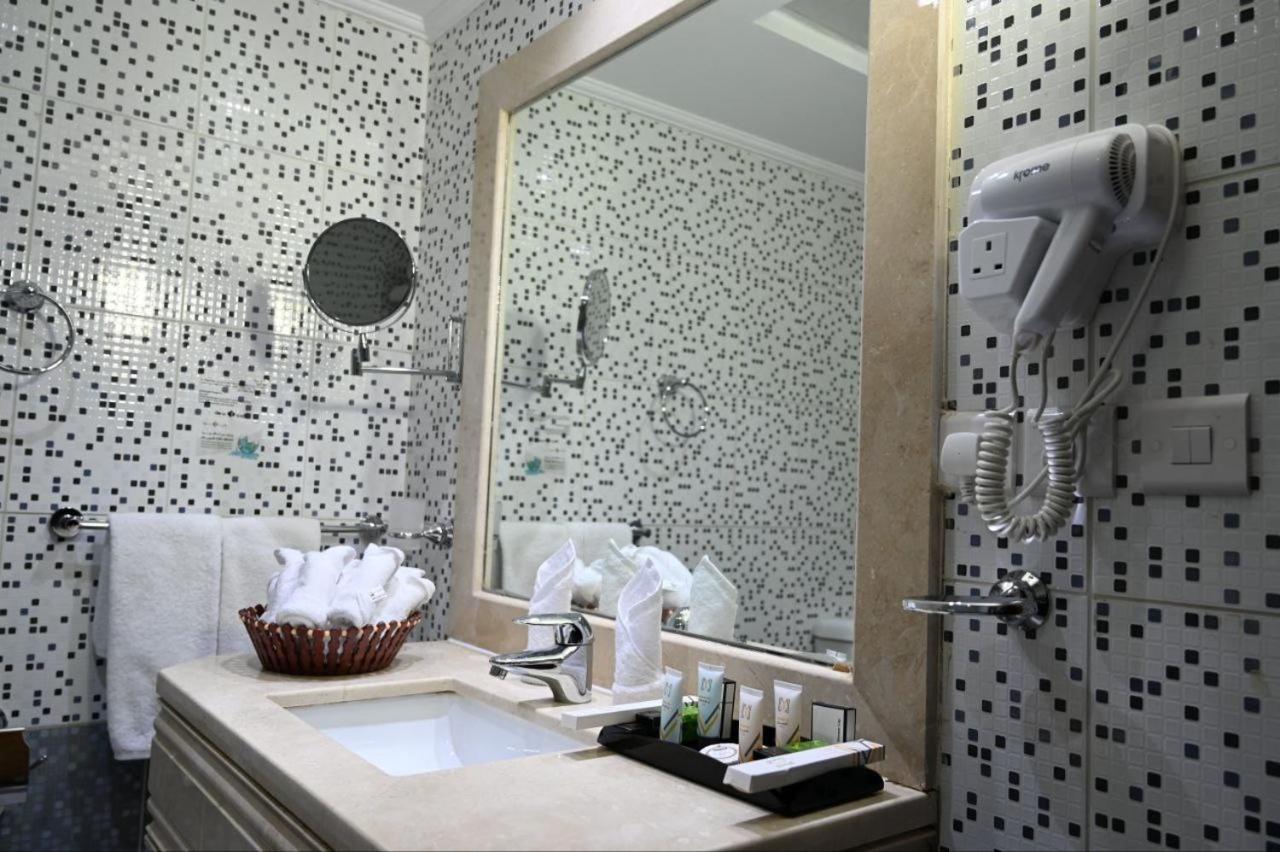 One Inn Hotel Medina Bagian luar foto